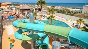 Espace aquatique avec toboggan