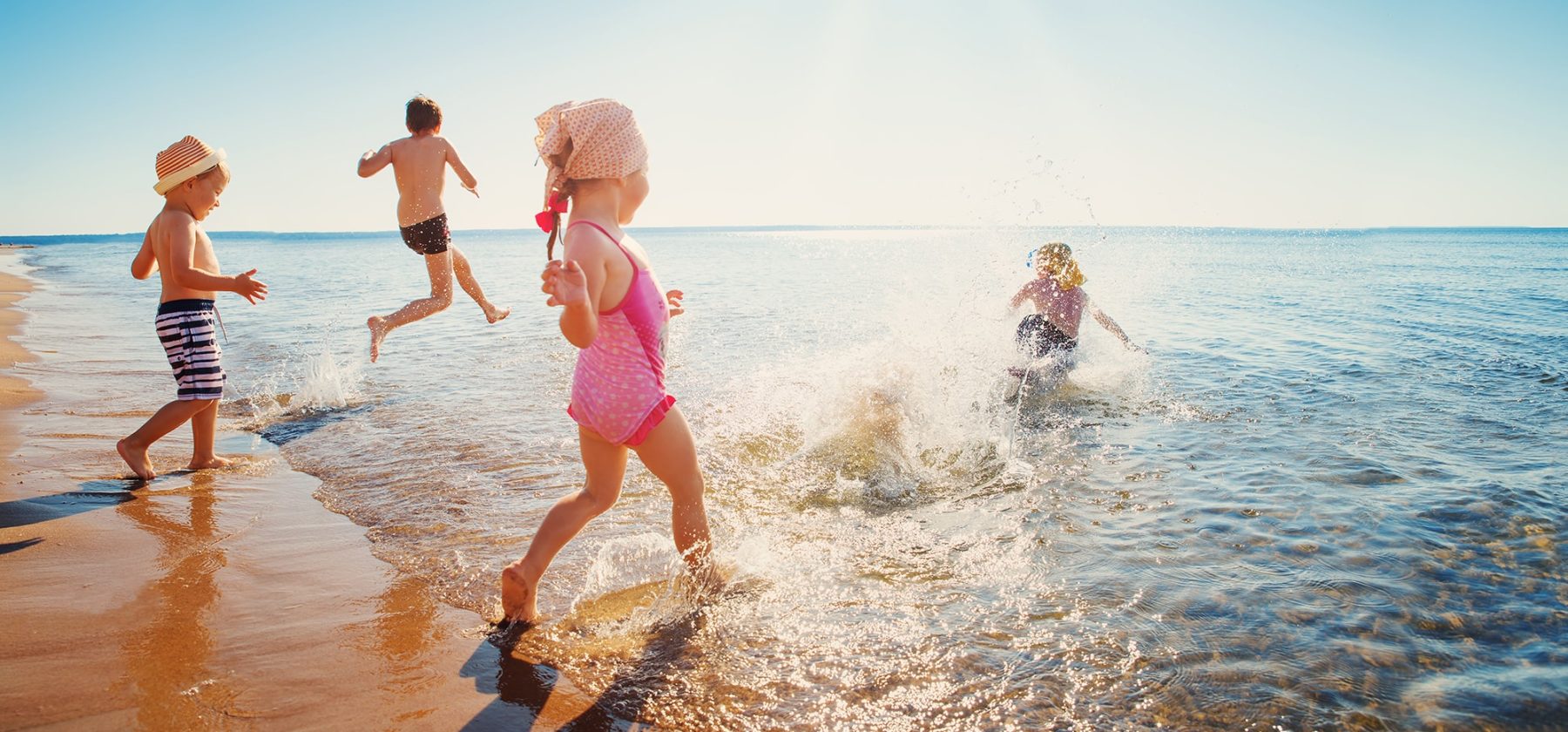 enfants sur la plage camping robinson