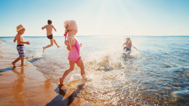 enfants sur la plage camping robinson