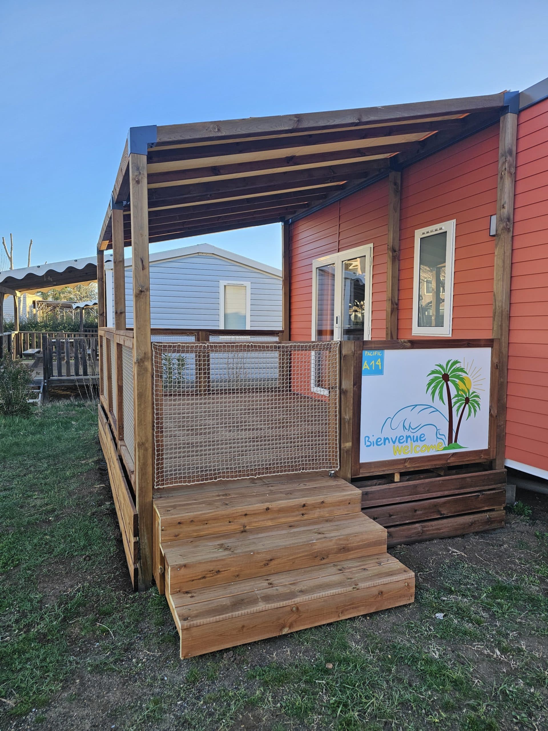 Terrasse extérieure avec portillon