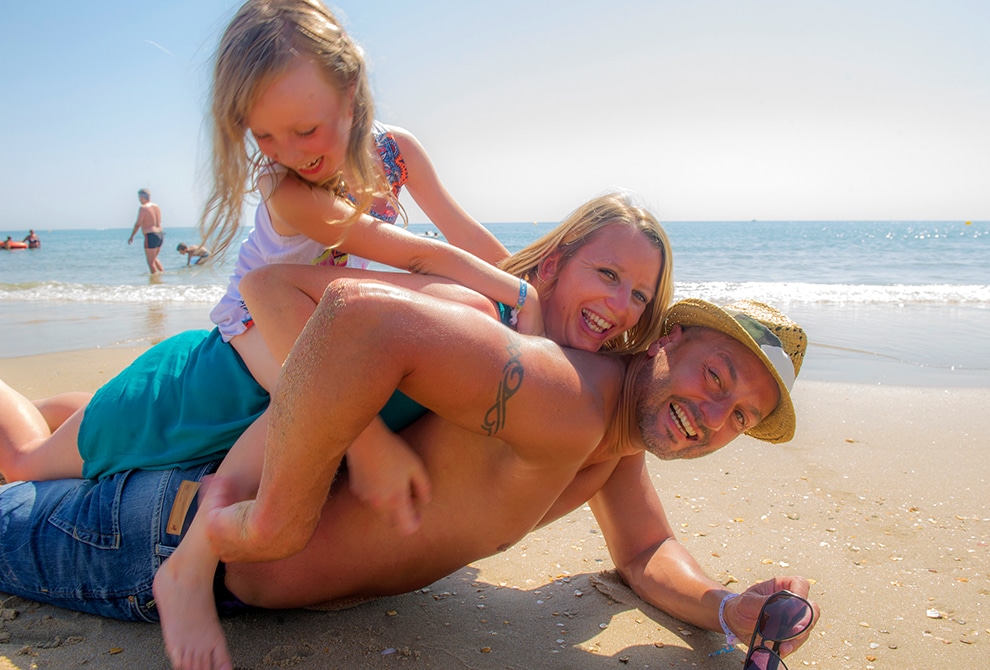 famille sur la plage de marseillan