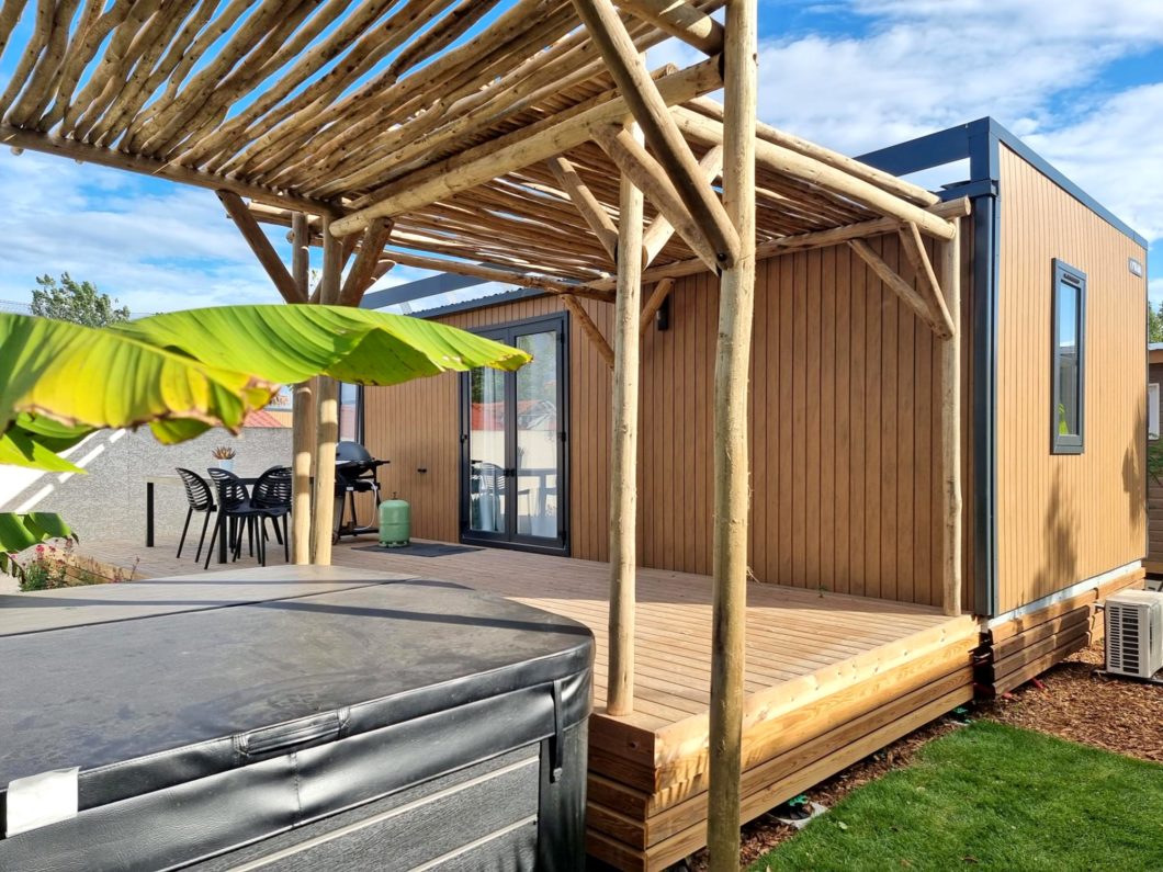 Terrasse du mobil home Premium Eden Spa avec jacuzzi privatif, camping Robinson