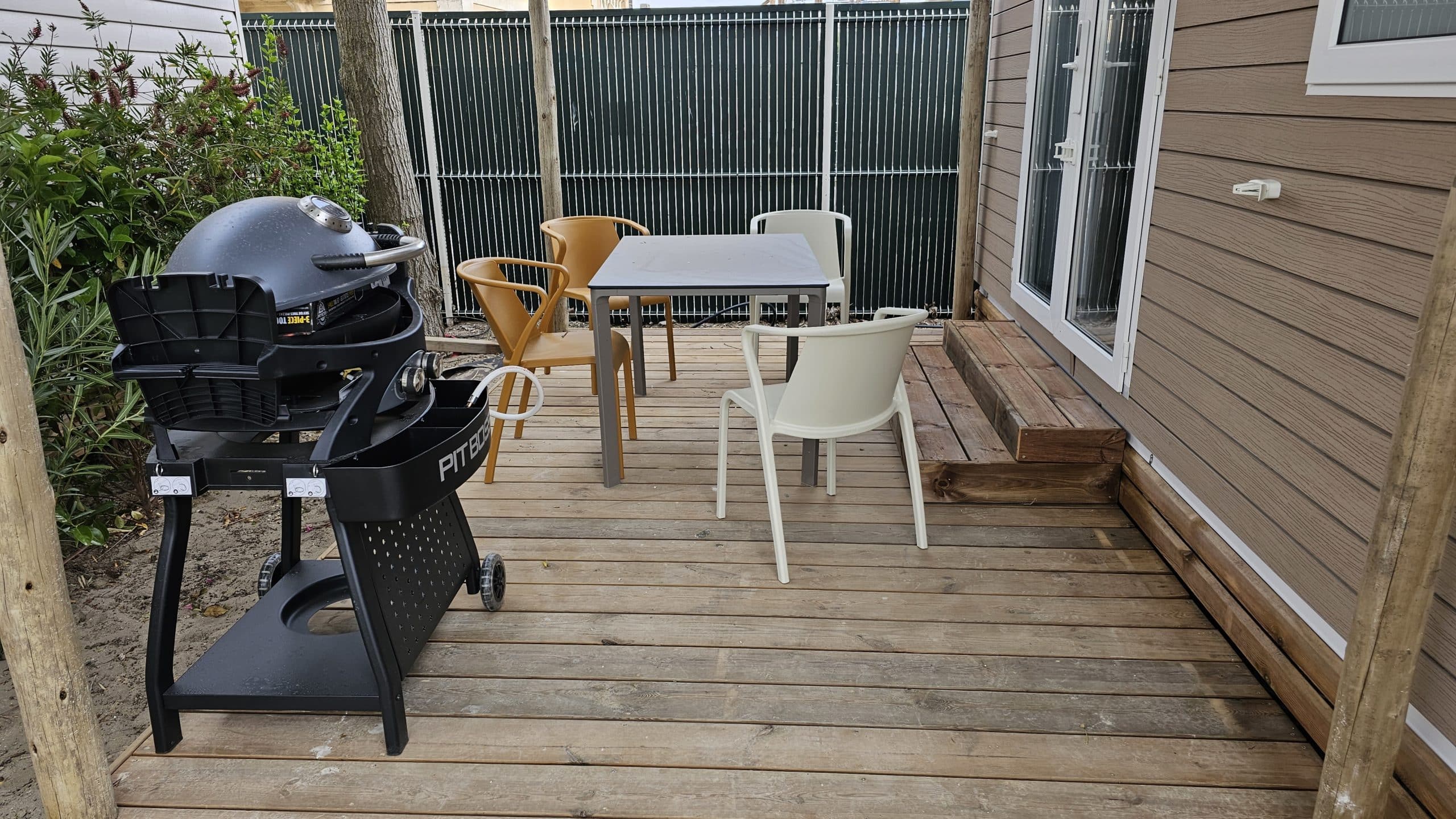Table, chaises et barbecue gaz